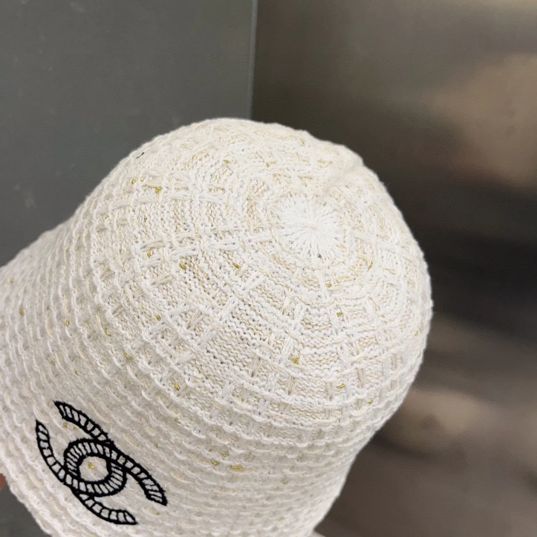 Новинка осенне-зимней коллекции Chanel: элегантная белая вязаная рыбацкая шапка.