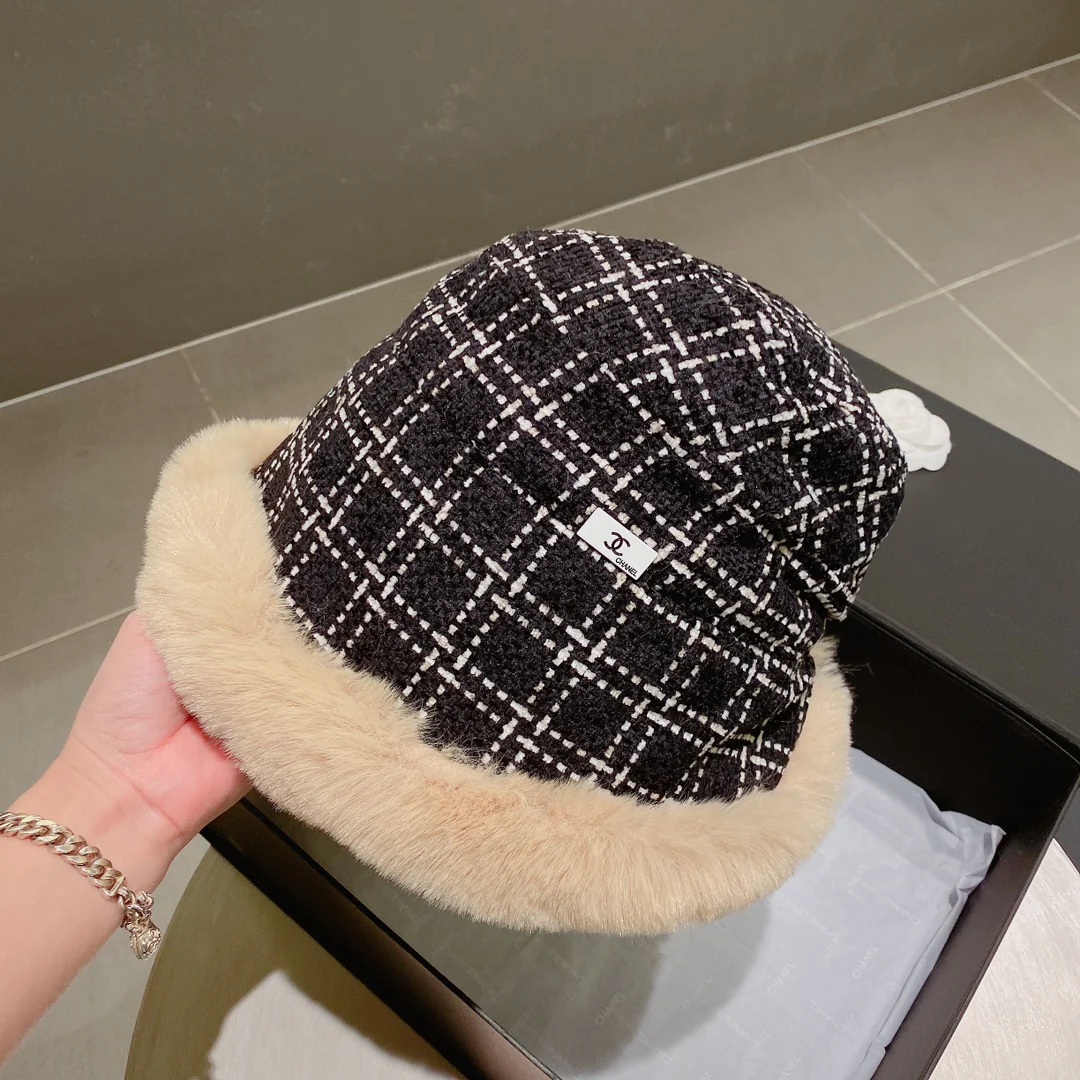 Chanel - Рыбацкая шляпа в клетку с мехом - Черная