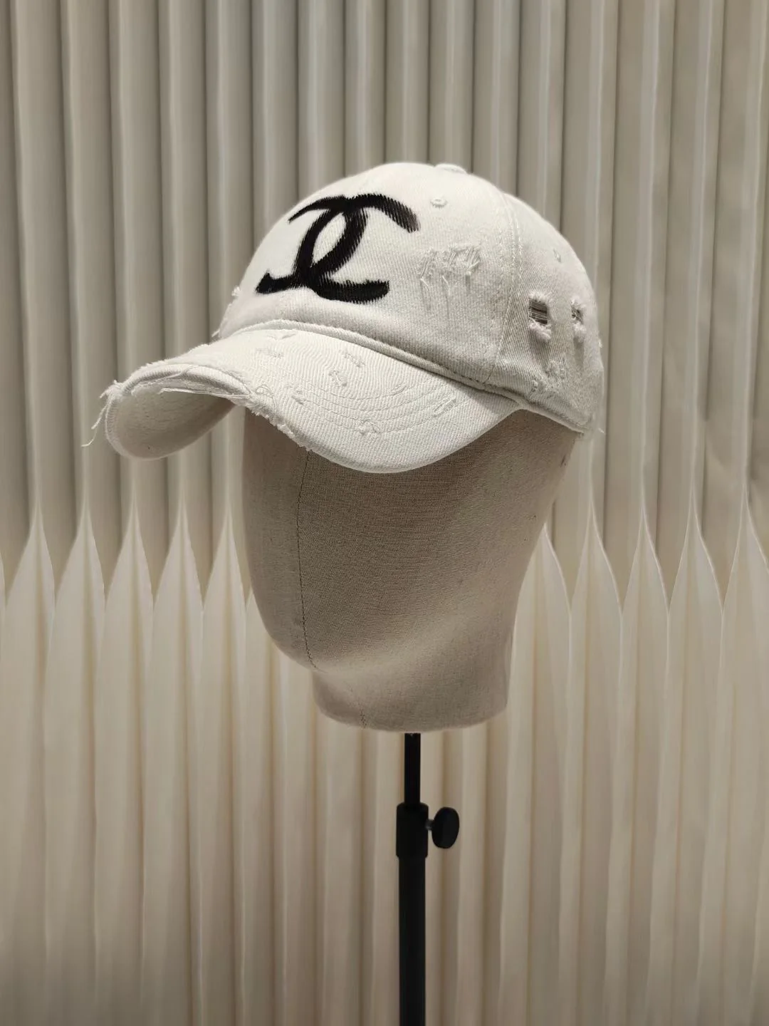 Chanel - бейсболка с рваной вышивкой и граффити