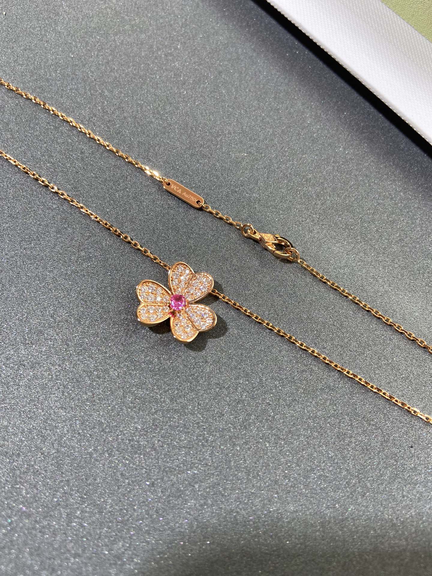 Van Vuitton - Колье 140