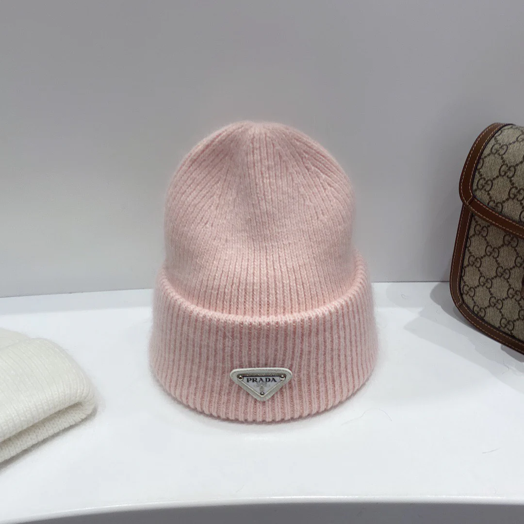 Вязаная шапка Prada из ангорского кроличьего меха и шерсти - розовая.