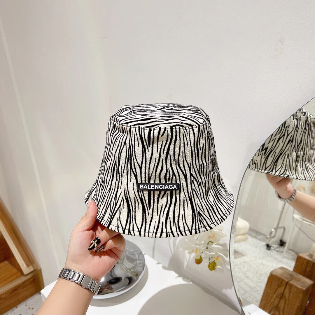 Рыбацкая шляпа Balenciaga с зебровым принтом