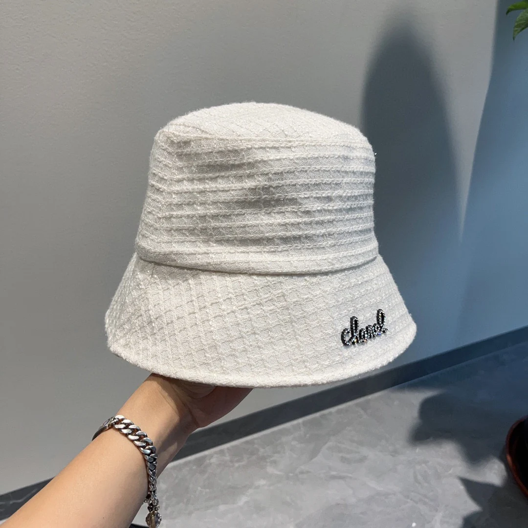 Новая рыбацкая шляпа с буквенным логотипом от Chanel из осенне-зимней коллекции.