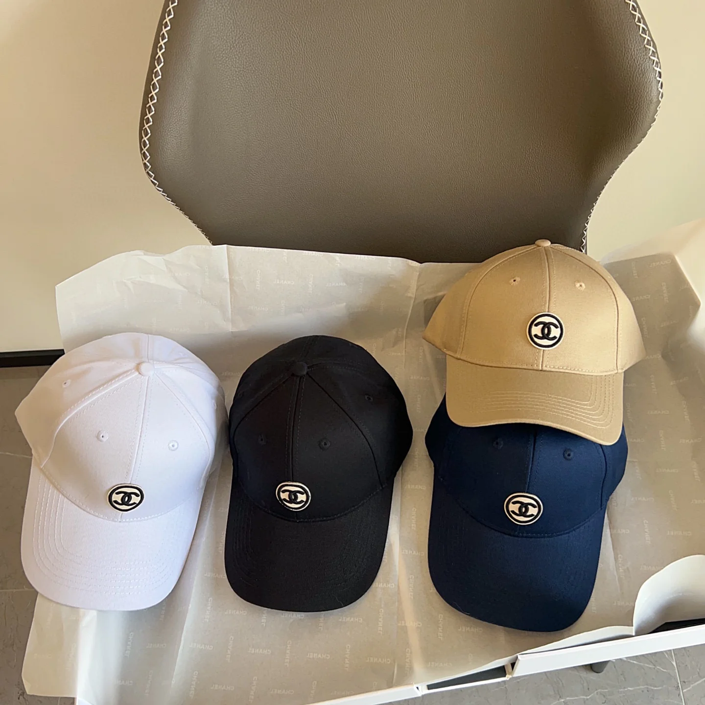 Chanel - Минималистичная бейсболка - Белая