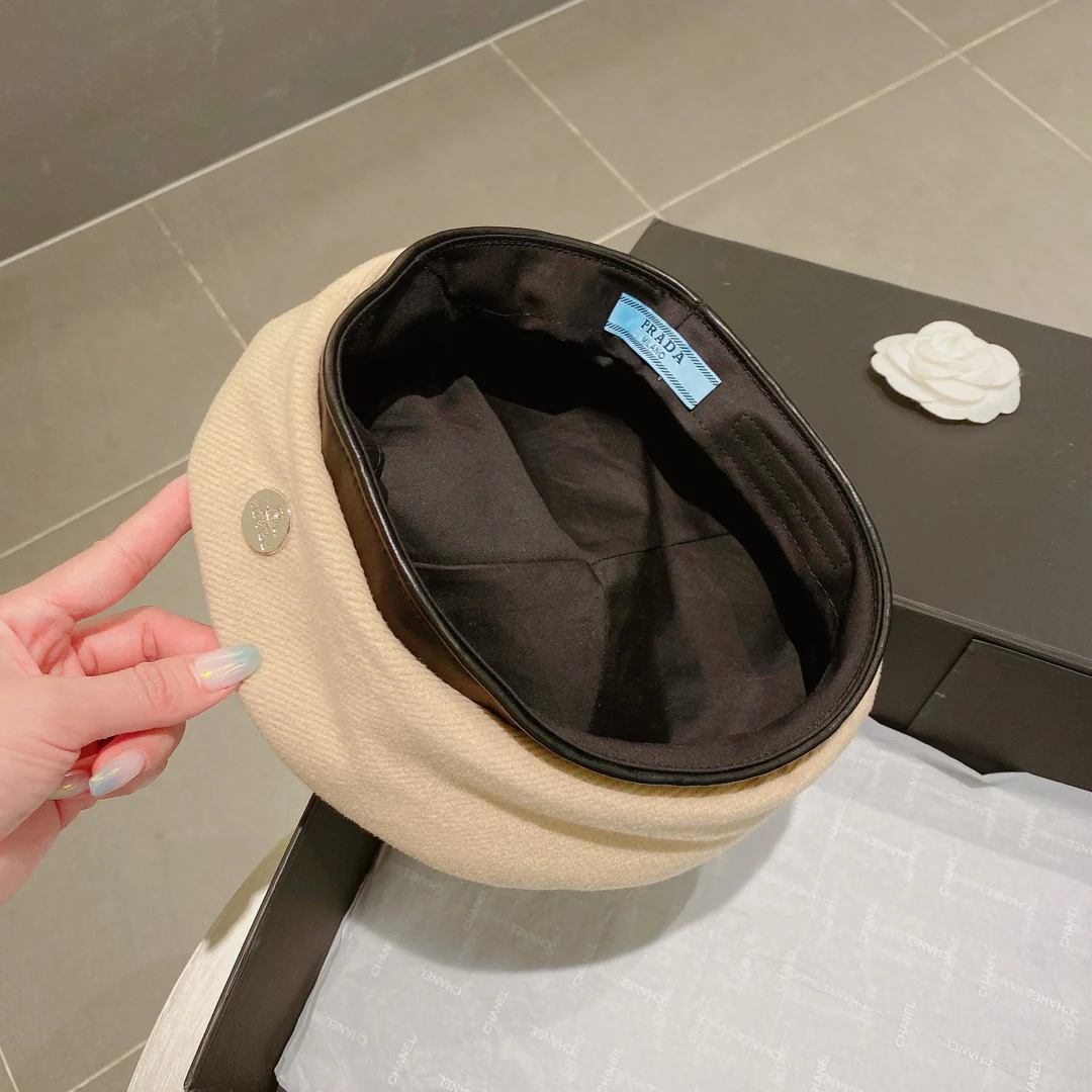 Шерстяной берет Prada — бежевый