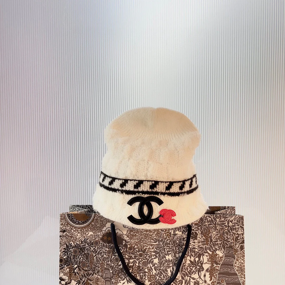 Вязаная шапка Chanel в корейском стиле - белая