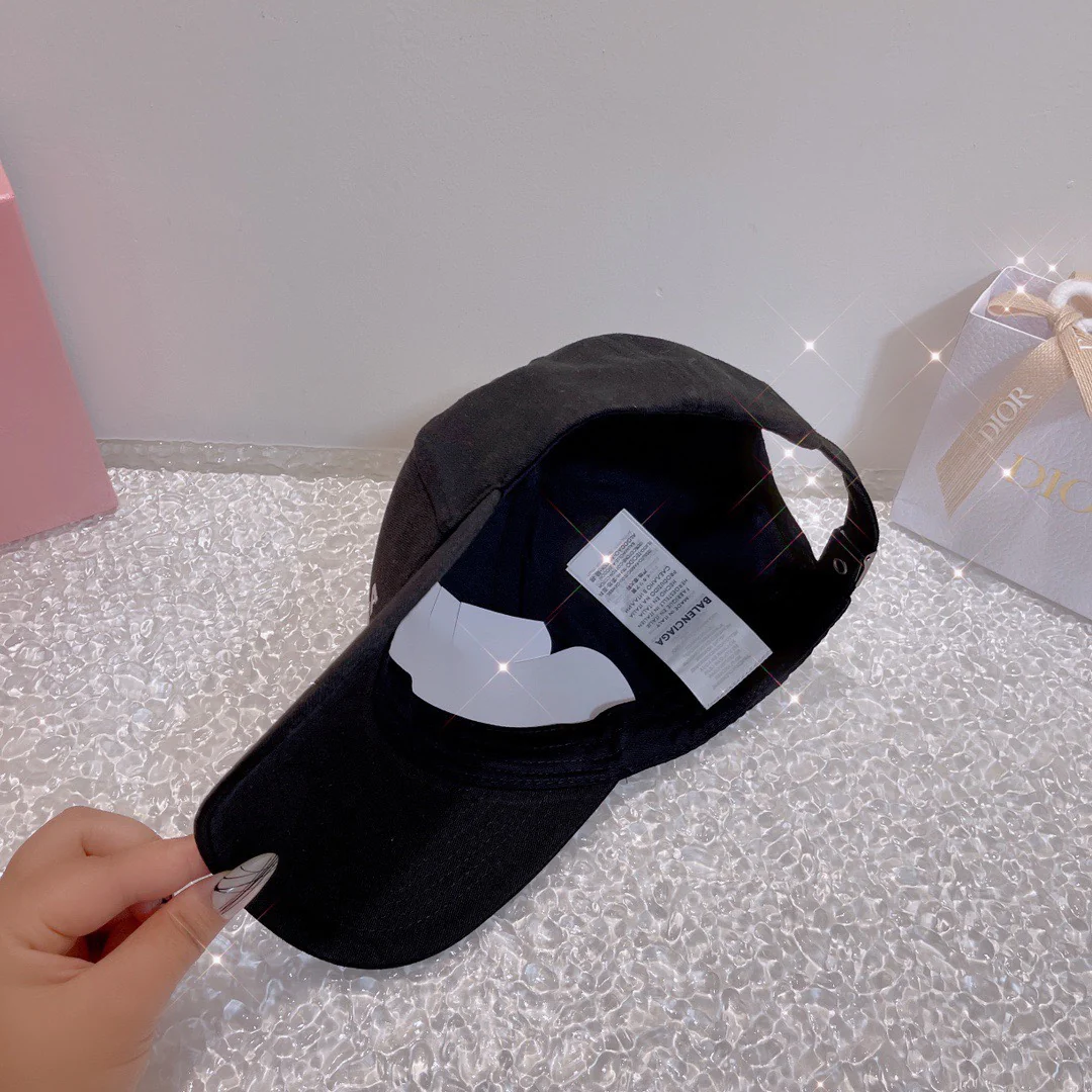 Бейсболка Balenciaga с вышитым сердцем