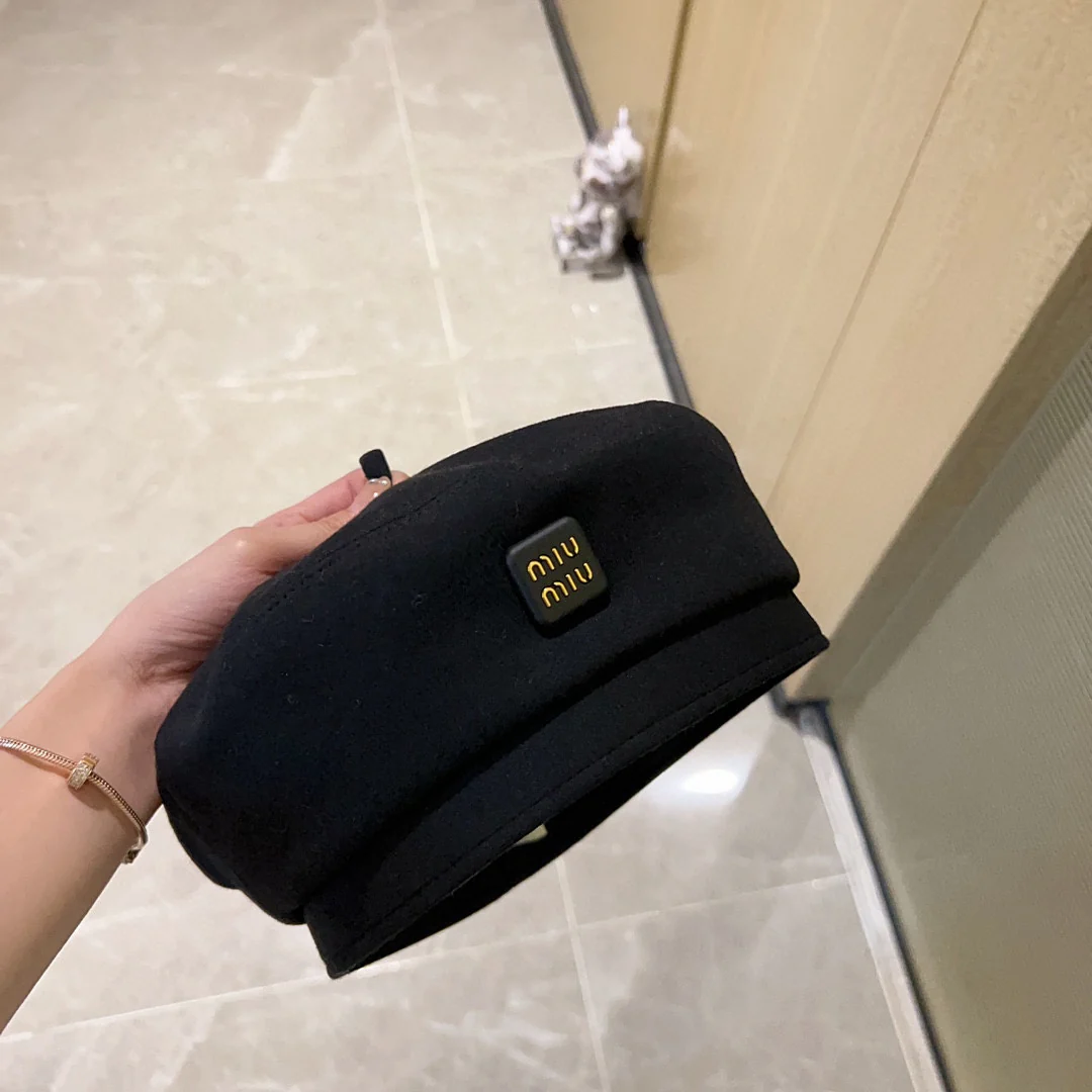 Новая простая шерстяная беретка Miu Miu 2023 года - черная.