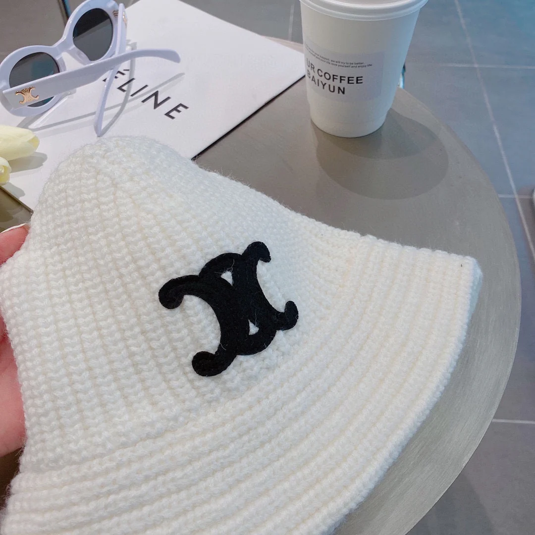 Celine - Вязаная рыбацкая шапка - Белая