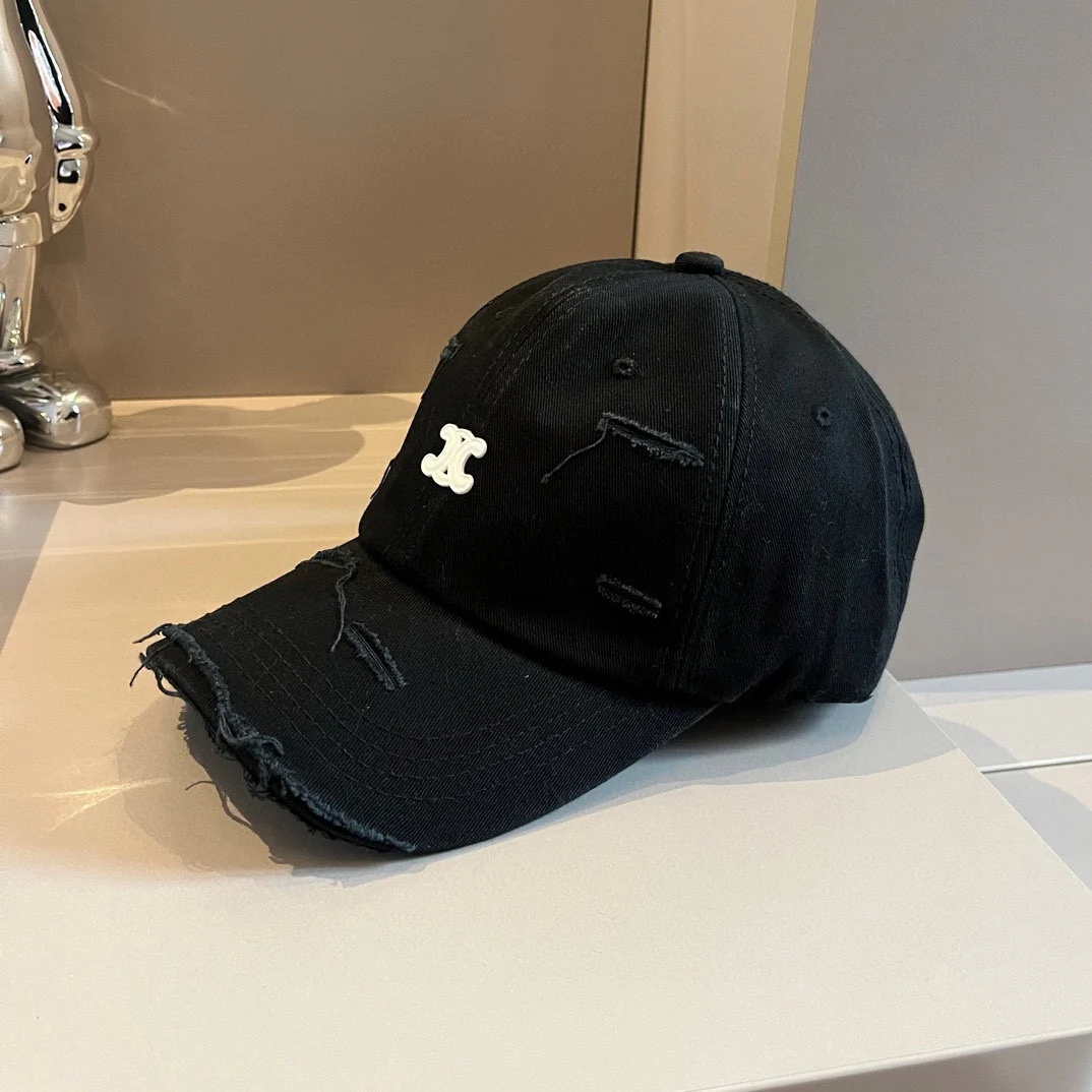 Бейсболка Celine с потертым логотипом.