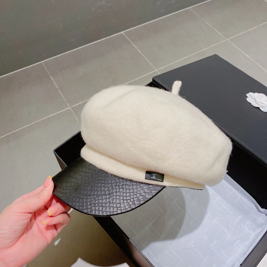 Chanel - Шерстяная военная кепка с клювом-?уточкой? - Белая