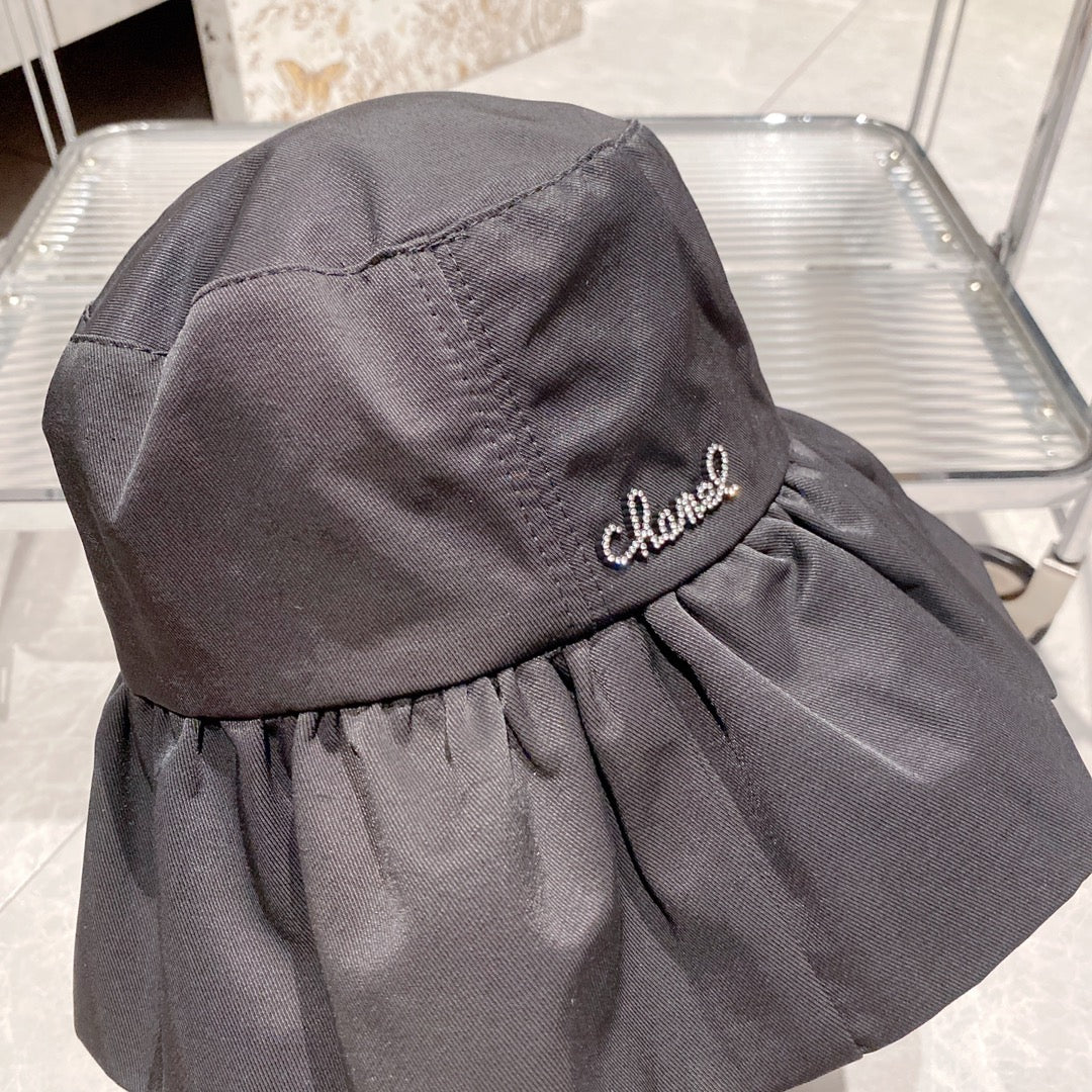 Новинка весенне-осенней коллекции Chanel 2023 — широкополая рыбацкая шляпа.