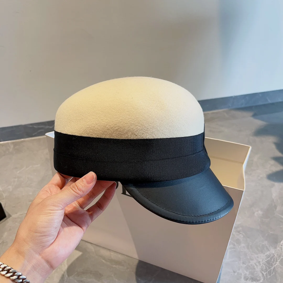 Шерстяная шапка-ушанка Dior осень/зима - белая