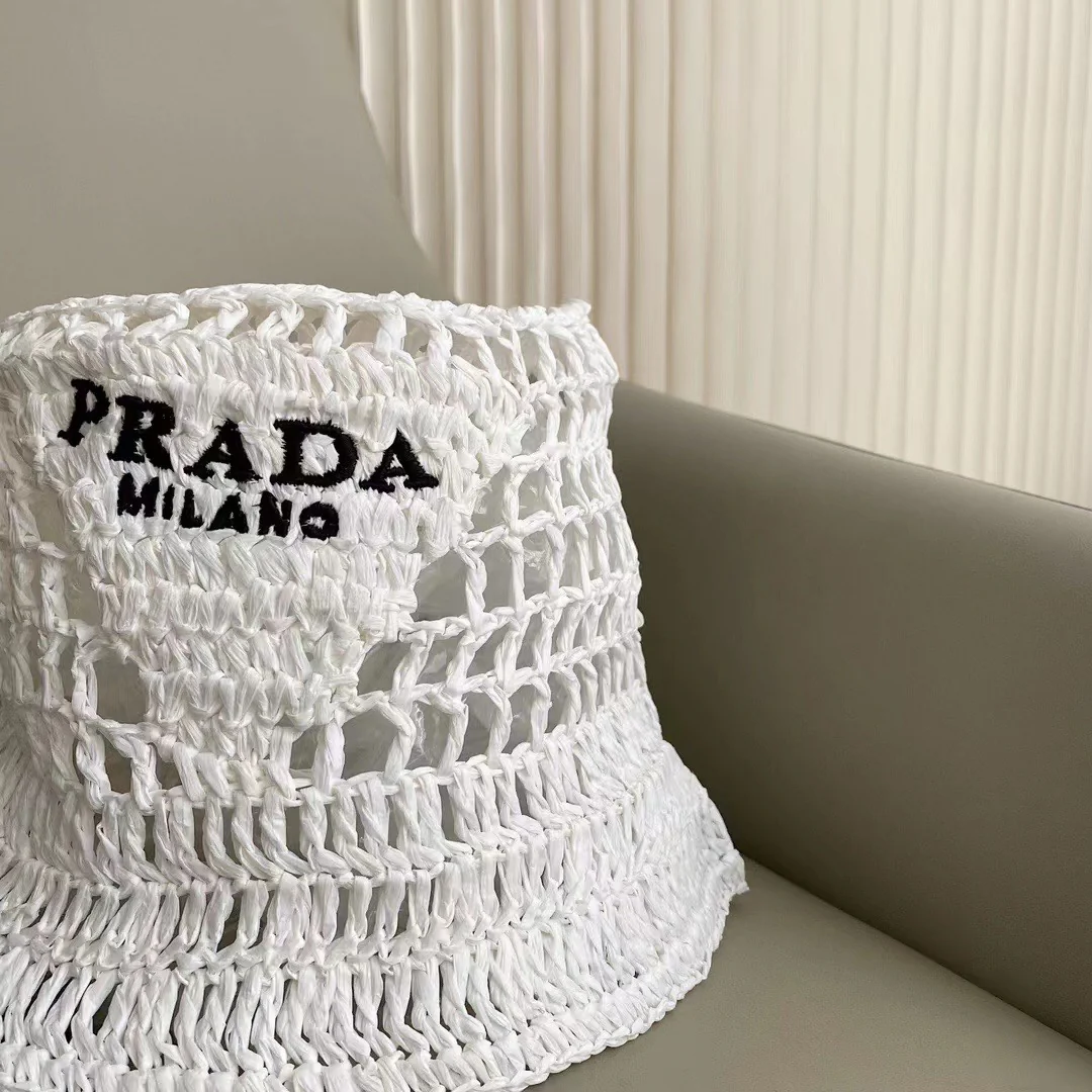 Новинка сезона весна/лето 2023 от Prada - Плетеная ажурная рыбацкая шляпа - Белая