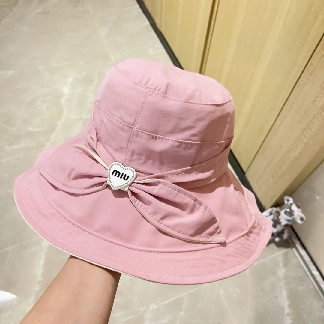 Новинка весны/лета Miu Miu 2023 — широкополая рыбацкая шляпа с бабочкой.