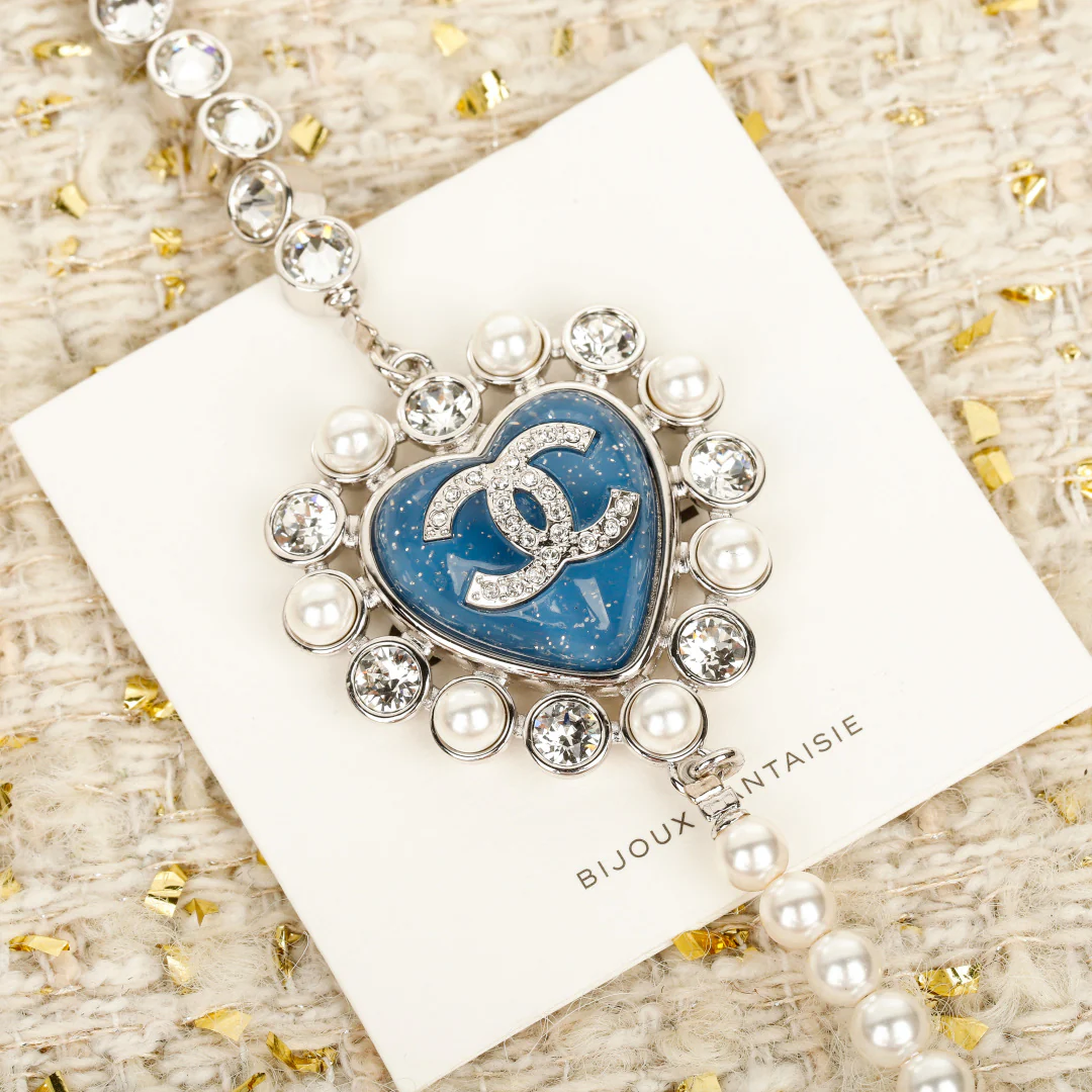 Колье Chanel с сердечком и жемчугом, украшенное стразами, артикул 2506017