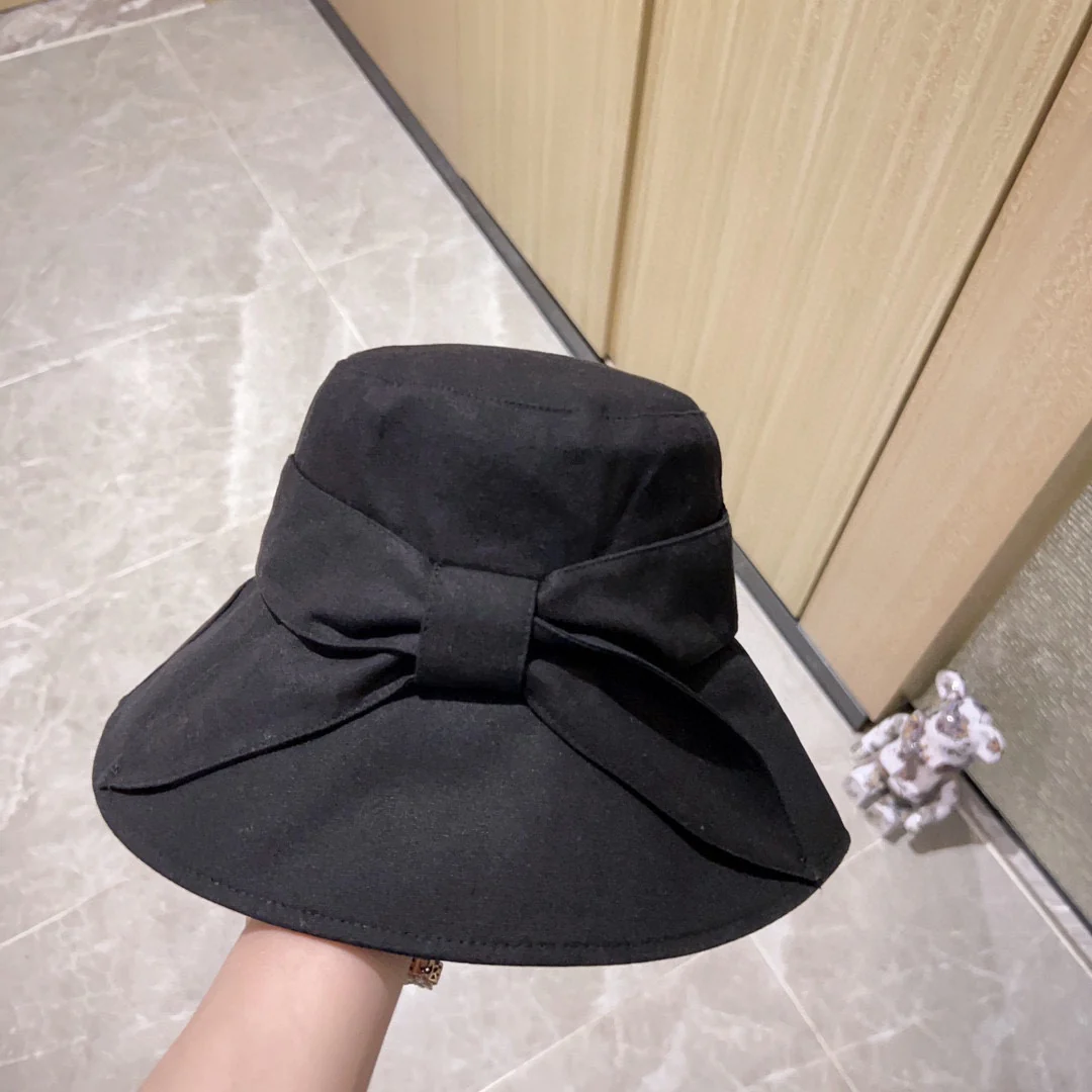 Новинка сезона весна/лето 2023 от Chanel - Рыбацкая шляпа со стразами - Черная