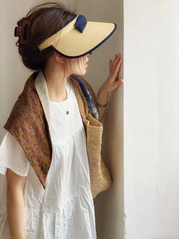 Соломенная шляпа от солнца Chanel 2022 года - с открытой шириной.