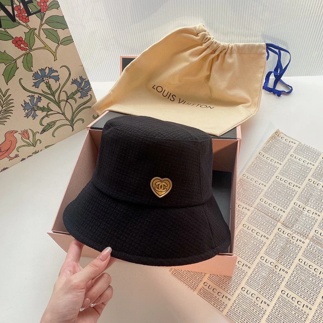 Chanel - Рыбацкая шляпа в форме сердца