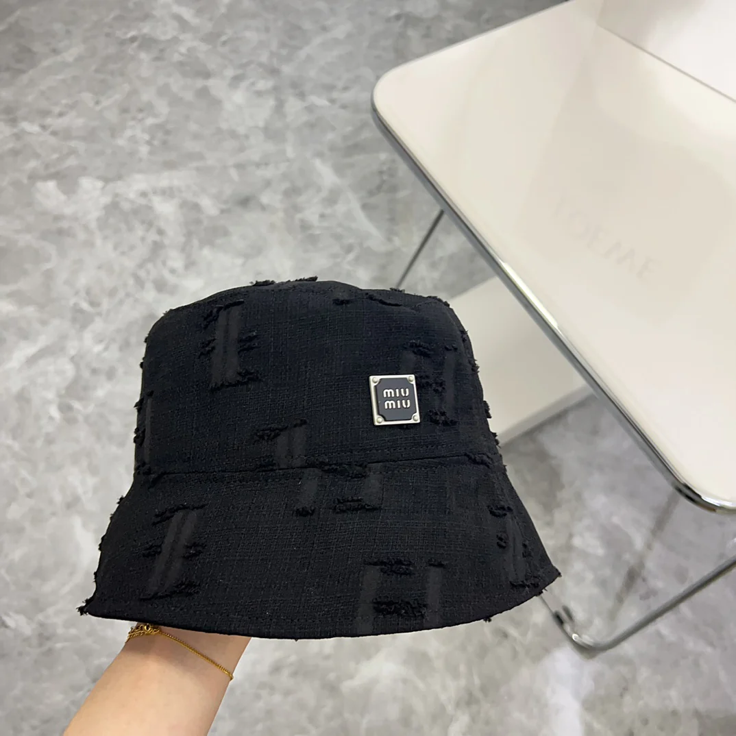 Новая минималистичная панама Miu Miu 2024 года с рваными элементами — черная.