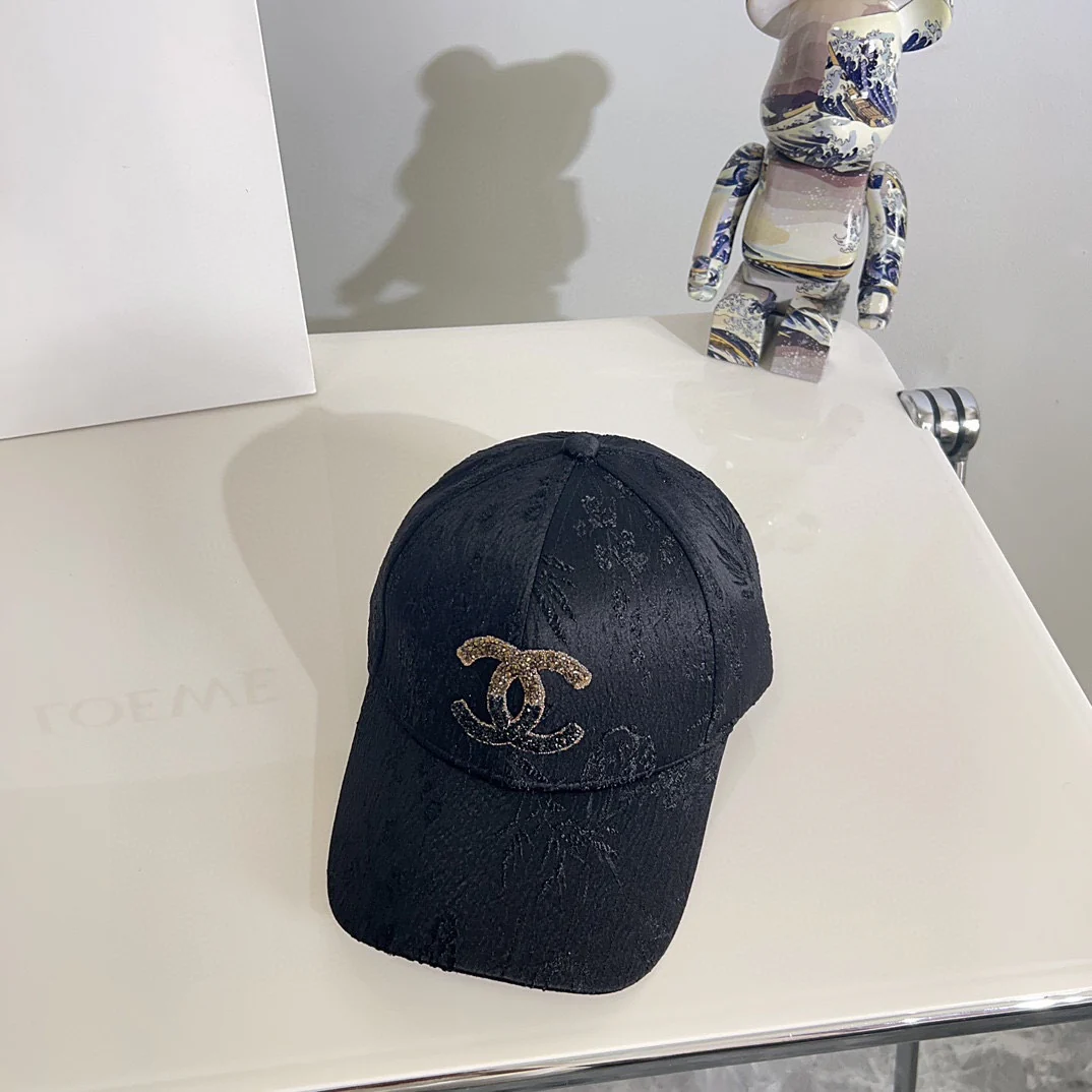 Новая минималистичная бейсболка Chanel 2024 года — черная.