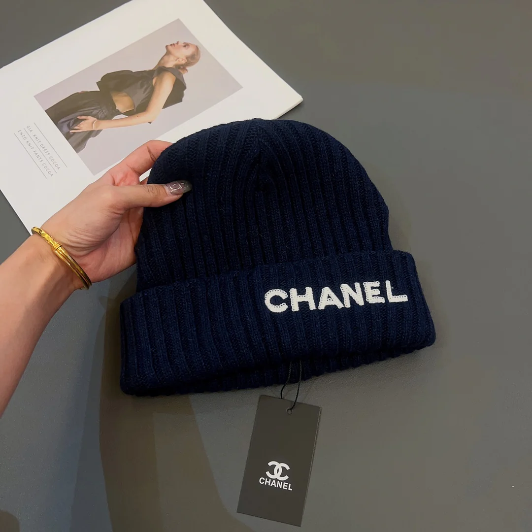 Chanel - Шапка с вышивкой и пайетками - Синяя