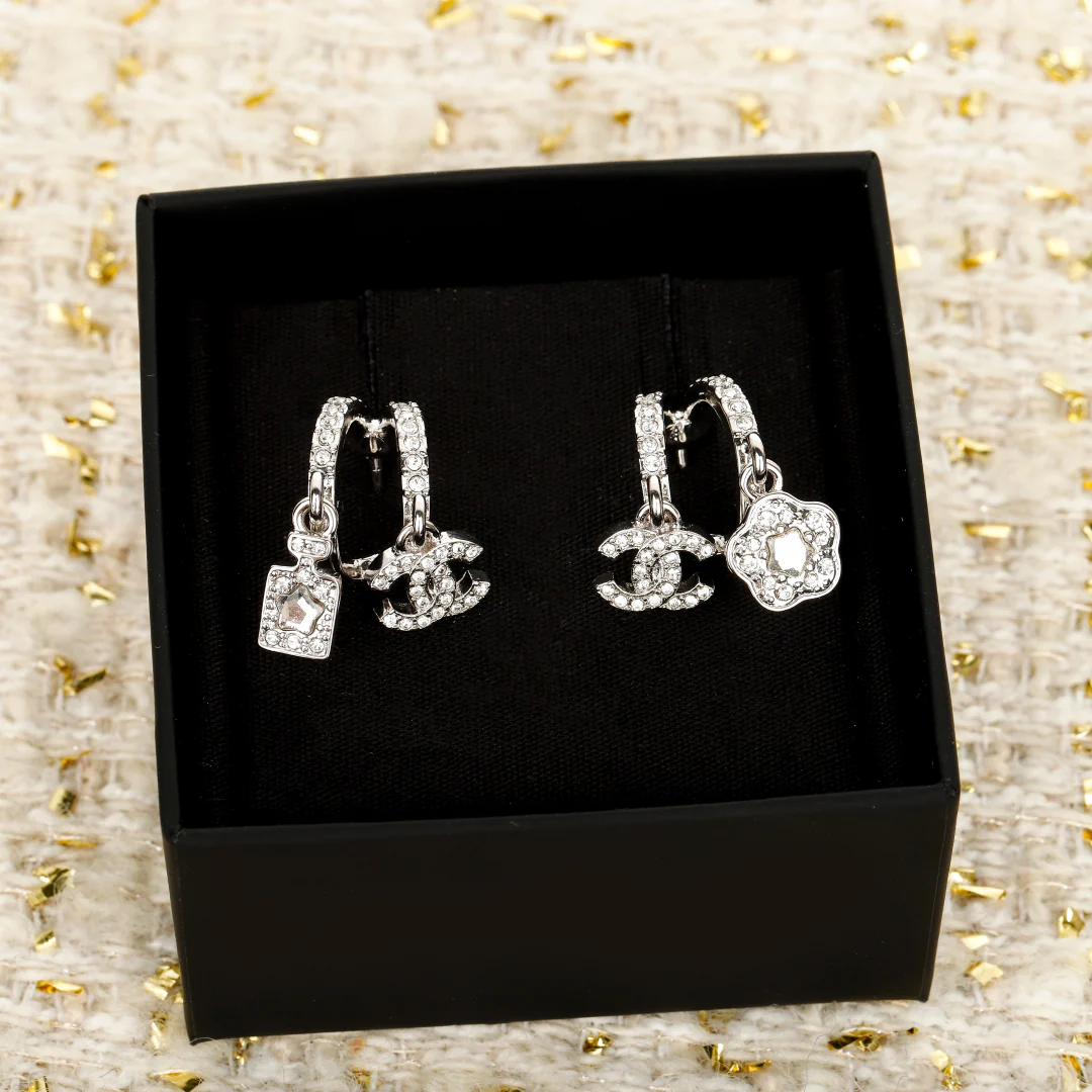 Асимметричные серебряные серьги Chanel 25 пенсов - Флакон духов - Камелия