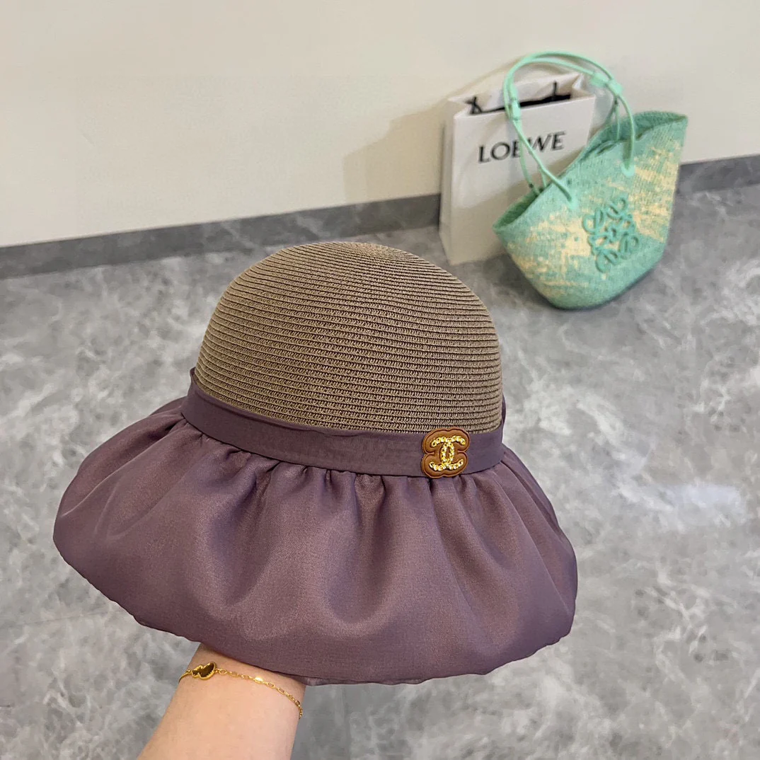 Новая широкополая плетеная шляпа от солнца Chanel весна/лето 2024 — фиолетовая.