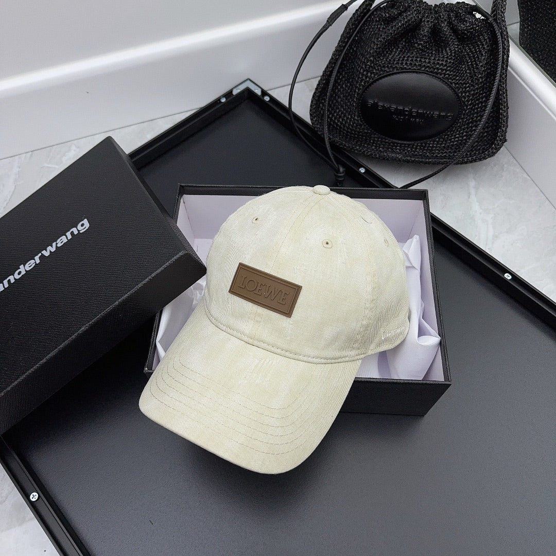 LOEWE - Новая модель - Бейсболка с эффектом потертости