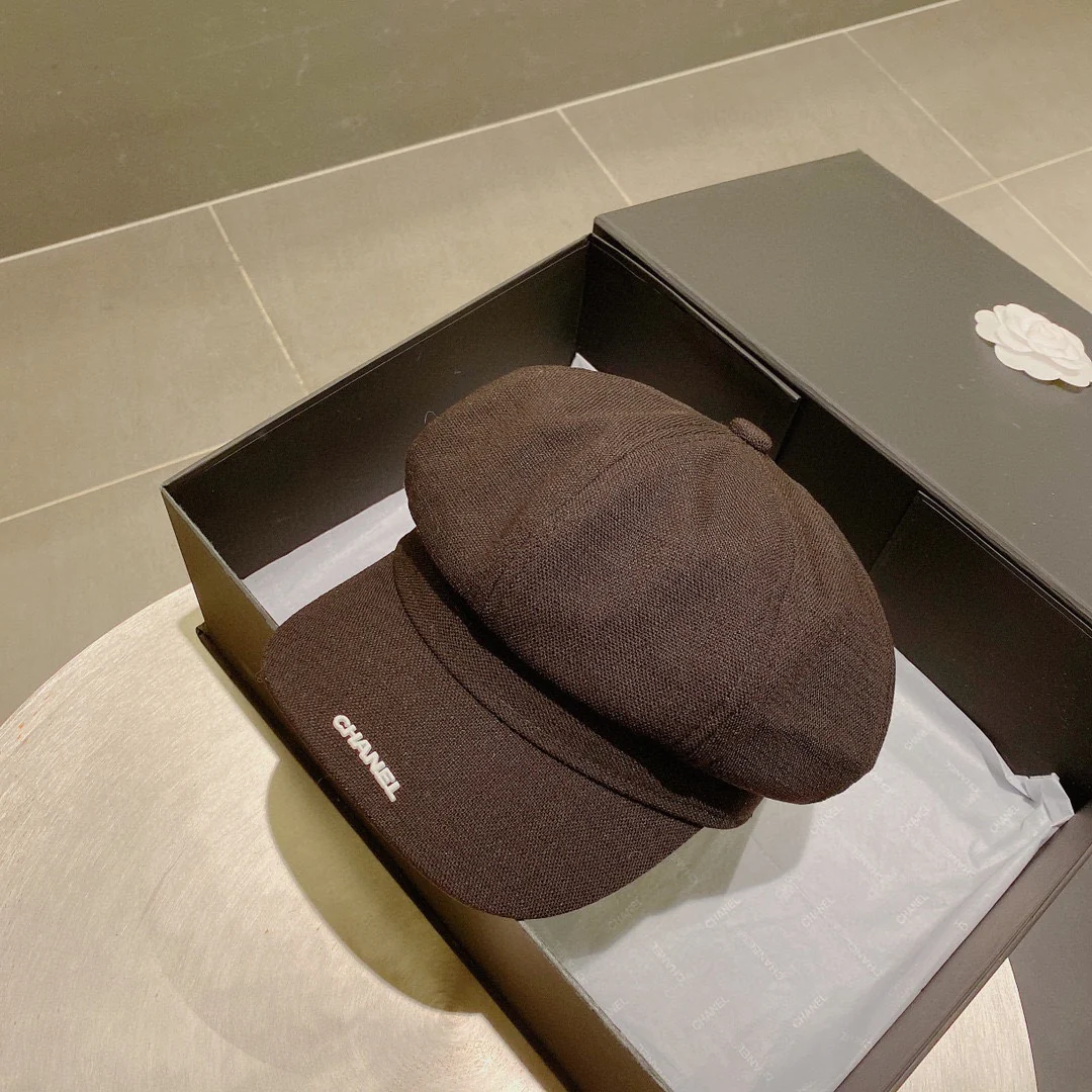 Chanel - Черный берет с утиным клювом