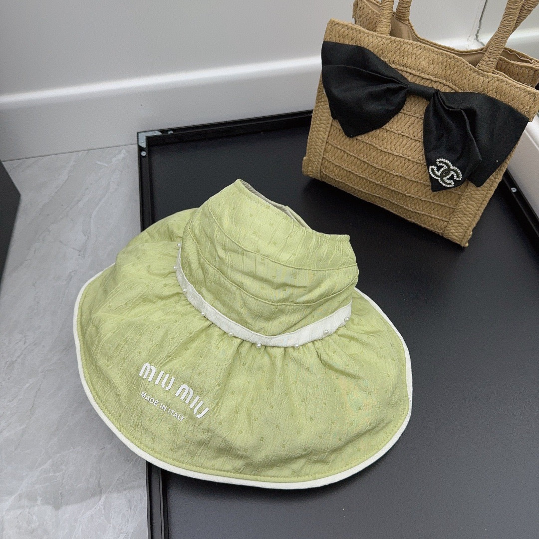 Miu Miu - Элегантная солнцезащитная шляпа с жемчужным принтом и солнцезащитным кремом.