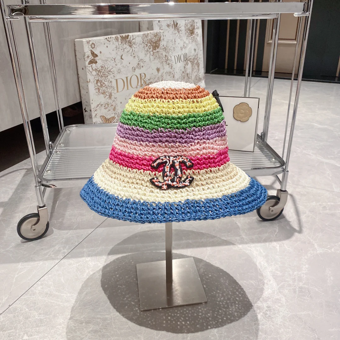 Соломенная рыбацкая шляпа Chanel в стиле ?курорт? с радужными цветовыми блоками — сине-белая.