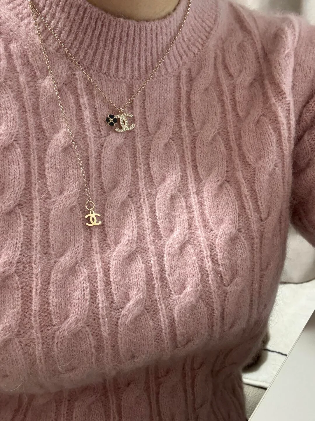 Колье Chanel Camellia Double C — можно носить как в коротком, так и в длинном варианте.