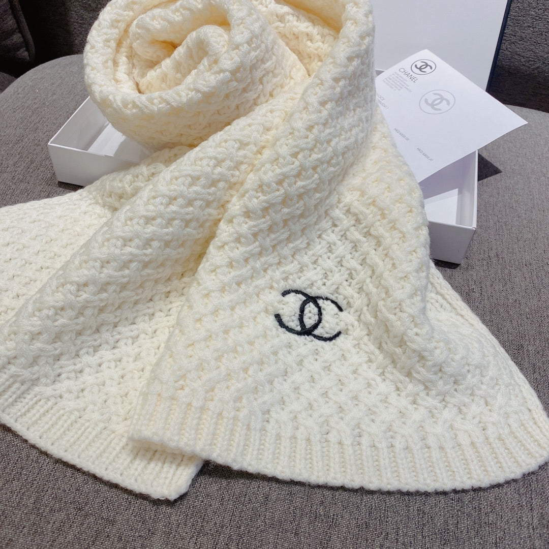 Chanel - Комплект из шерстяной вязаной шапки и шарфа - Белый