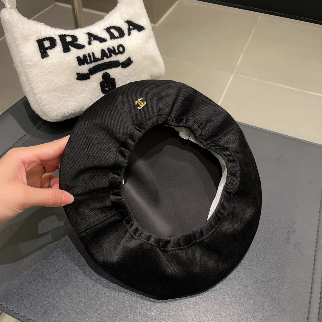 Вельветовый берет Chanel - черный