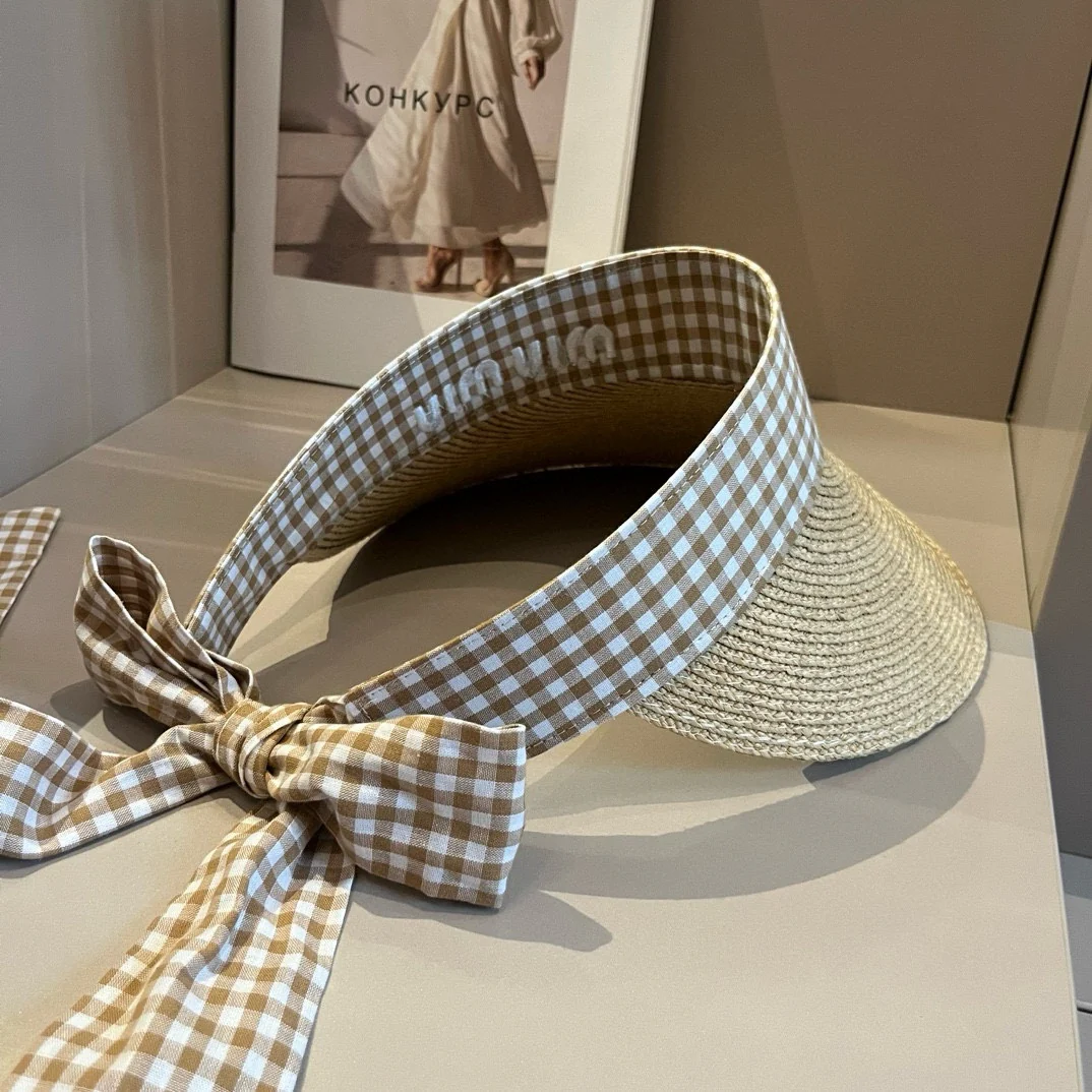 Новая клетчатая шляпа от солнца из рафии Miu Miu весна/лето 2024 — кофейный цвет.