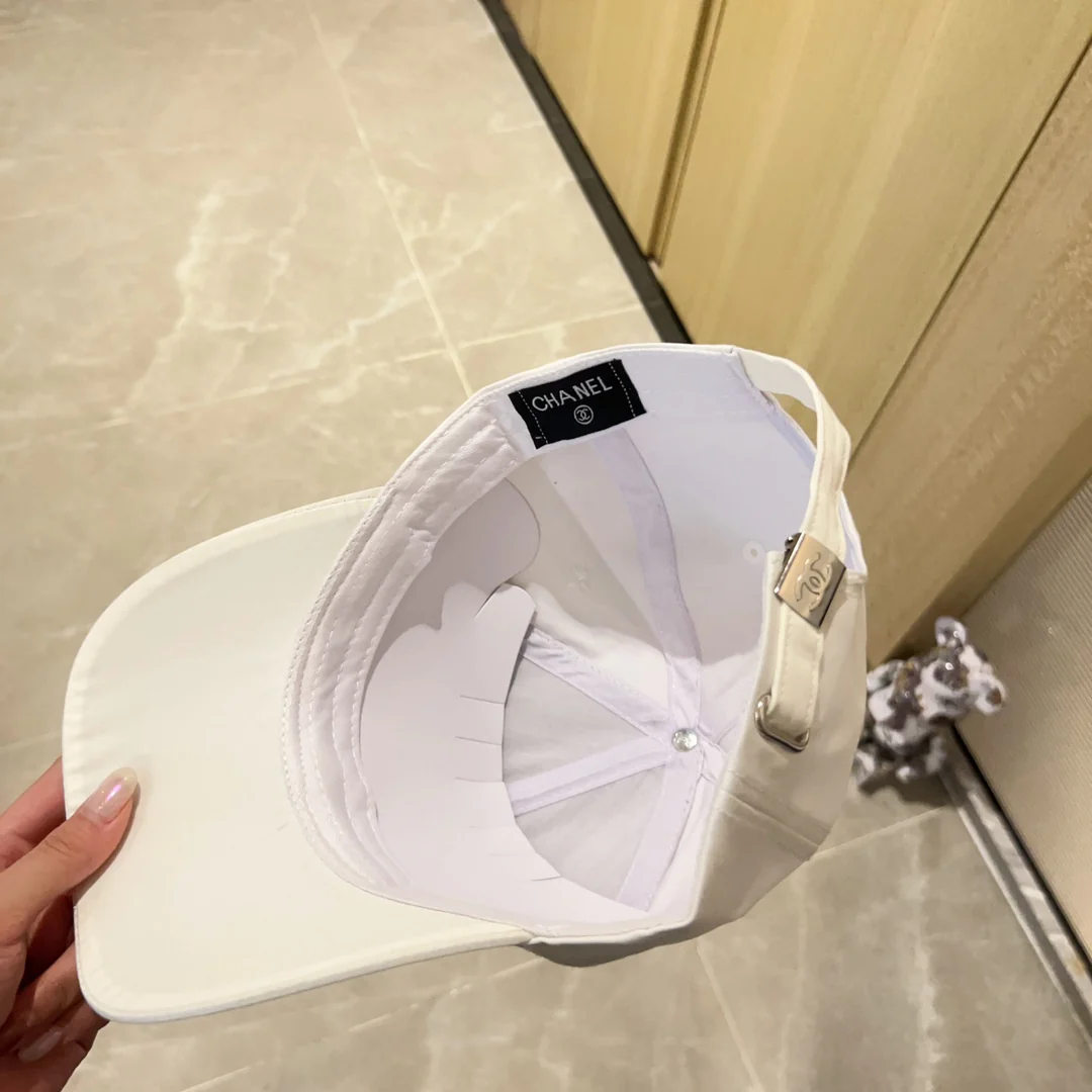 Новинка сезона весна/лето 2023 от Chanel - бейсболка - белая