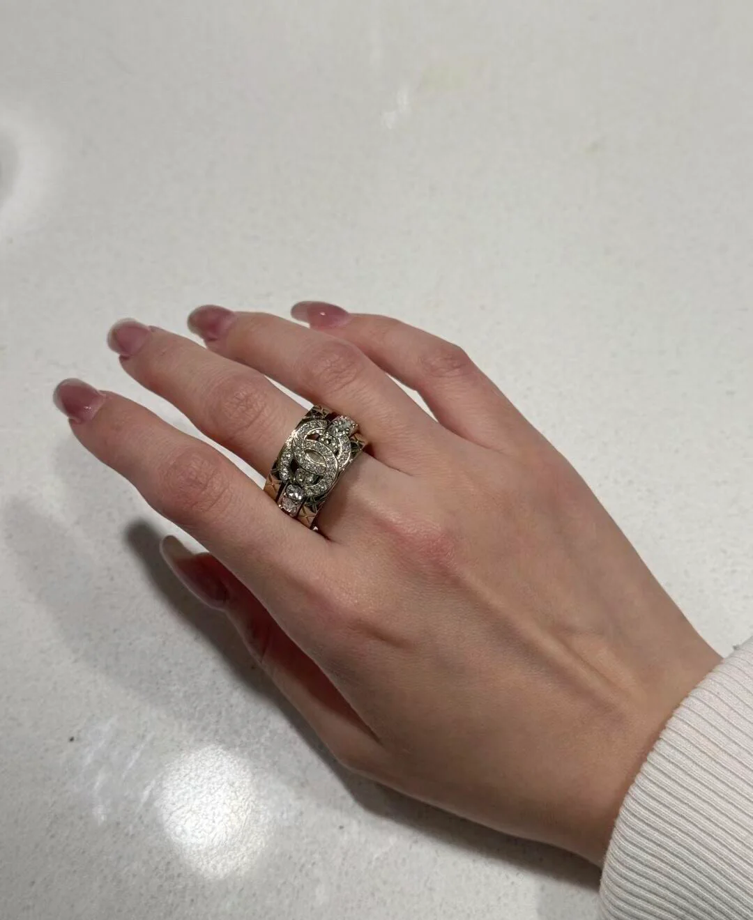 Набор из трех колец Chanel за 25 пенсов — множество вариантов ношения.