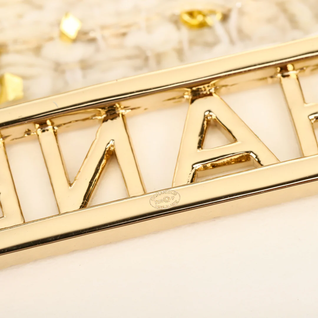 Chanel - квадратная ажурная брошь в виде буквы (25 пенсов)