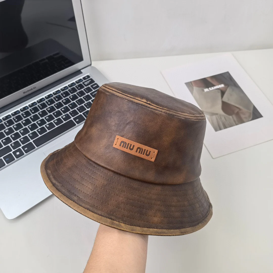 Новинка сезона ?Ранняя осень? от Miu Miu 2023 — Кожаная рыбацкая шляпа.