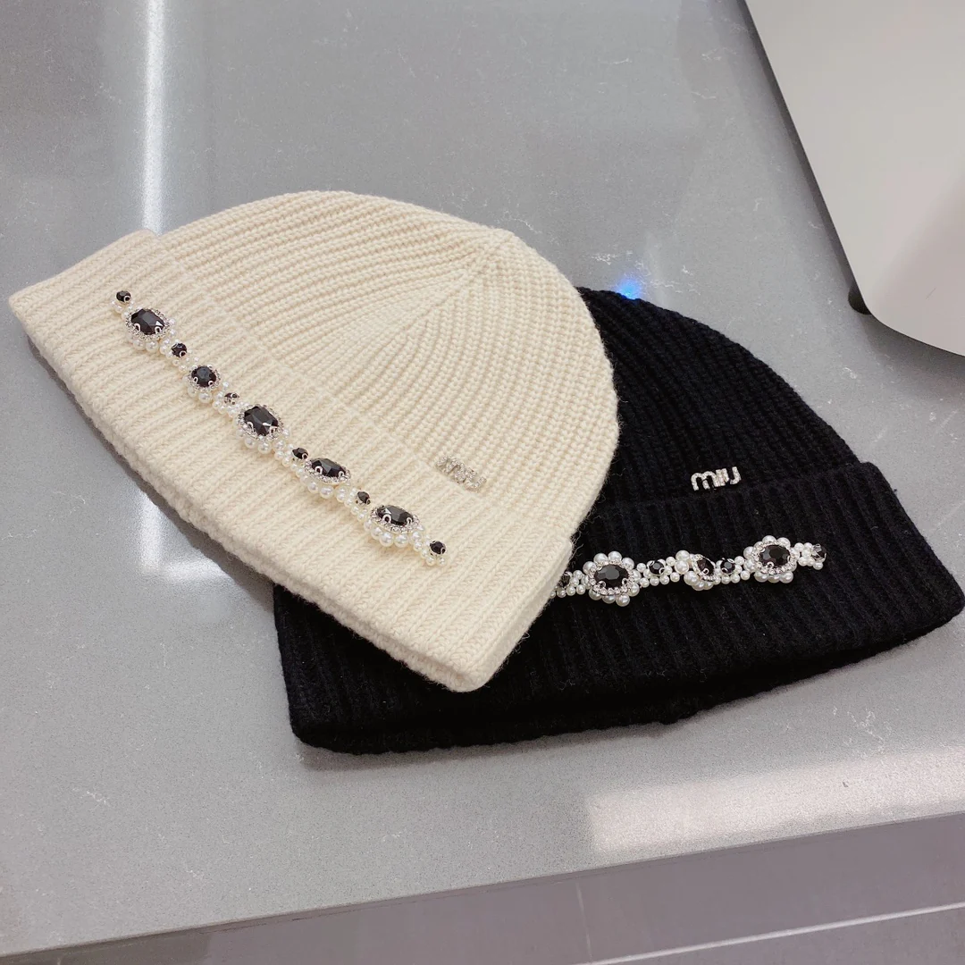 Miu Miu - Маленькая меховая шапочка с жемчужным рисунком - Белая