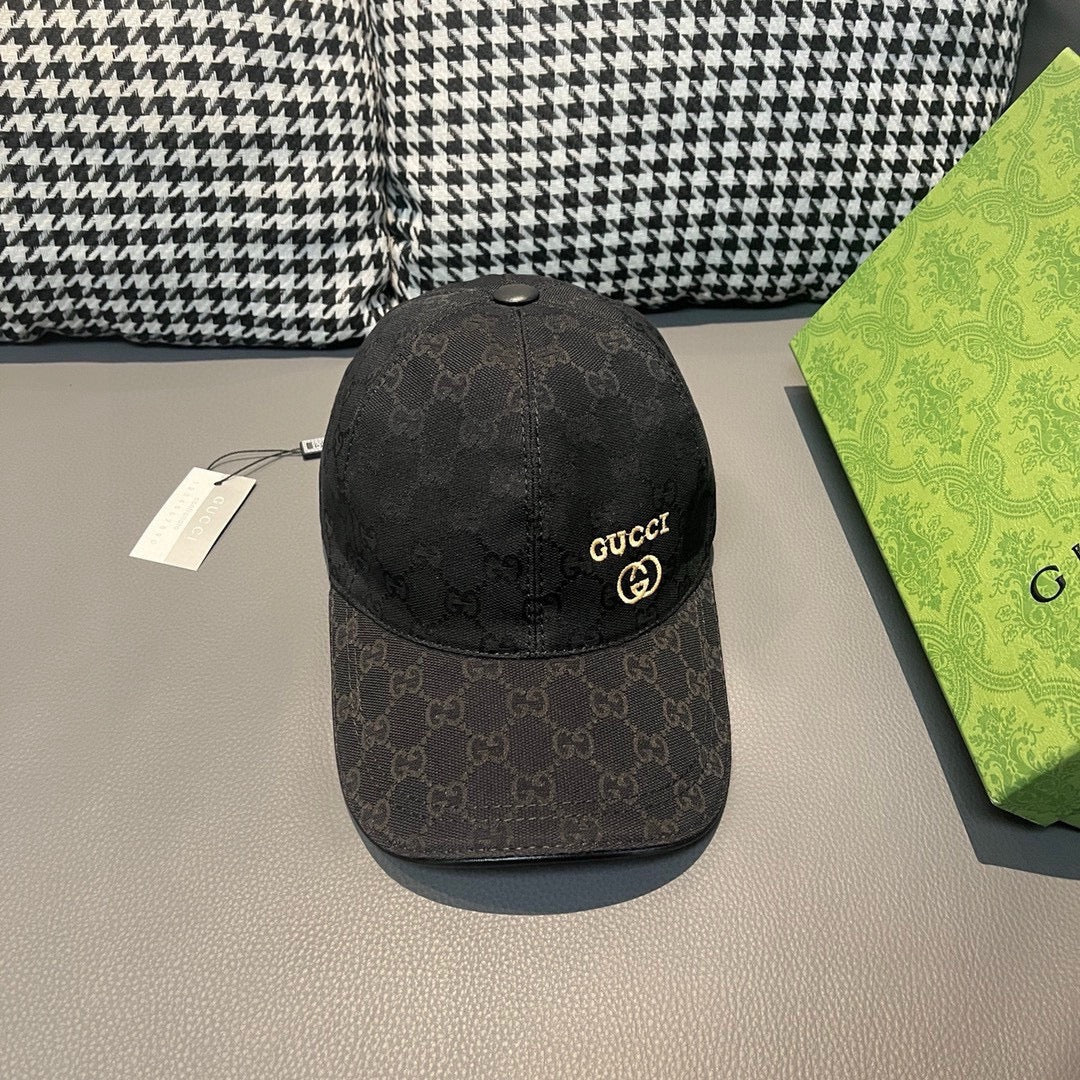 Бейсболка Gucci с небольшим вышитым логотипом.