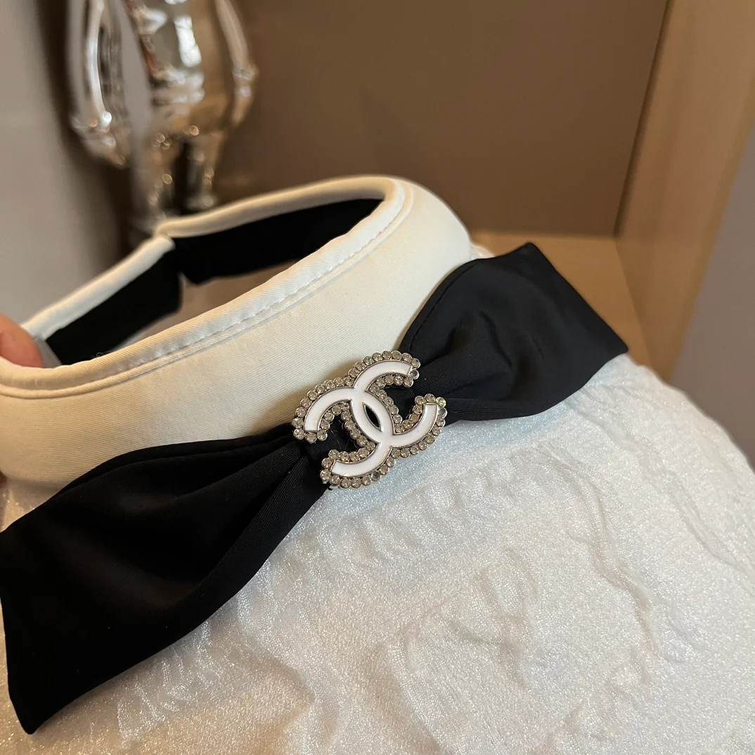 Солнцезащитная шляпа Chanel с кружевом и стразами - белая.