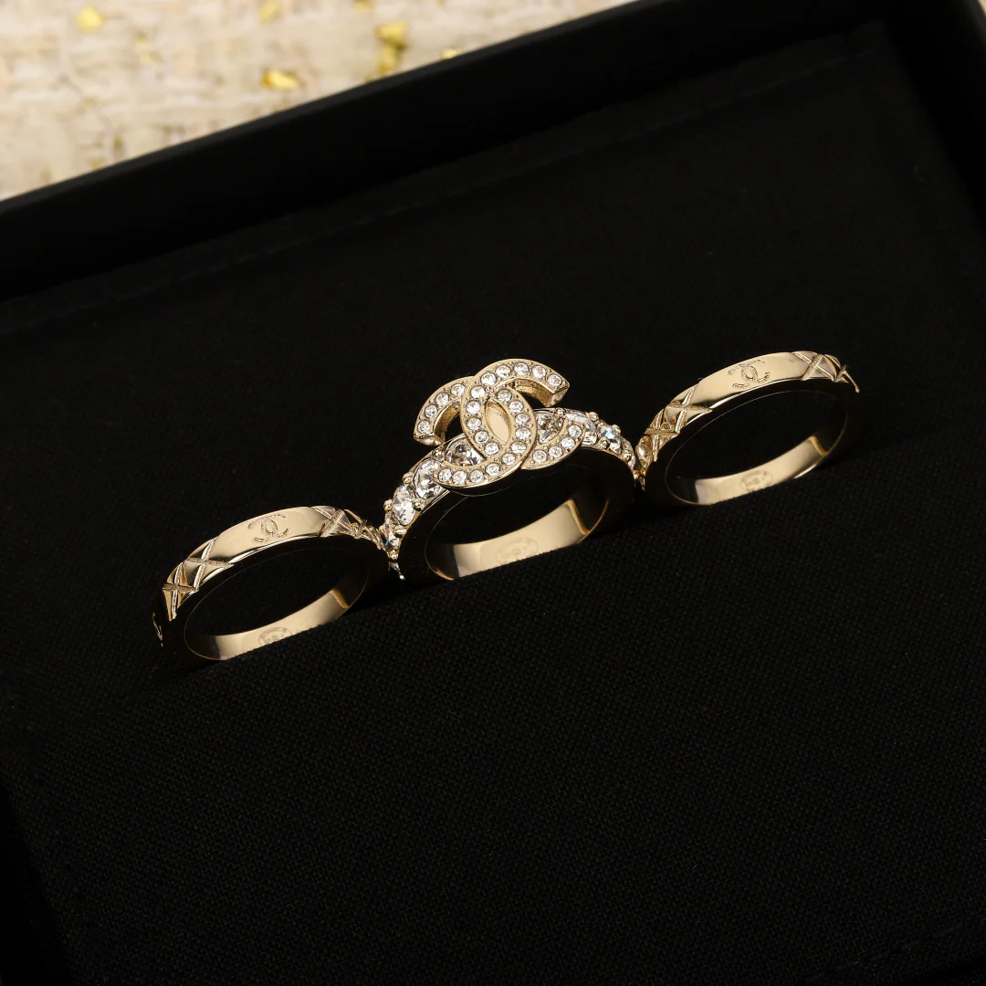 Набор из трех колец Chanel за 25 пенсов — множество вариантов ношения.