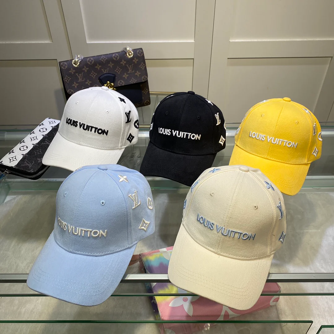Бейсболка с вышивкой LV