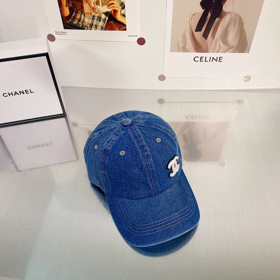 Новинка 2022 года от Chanel - ковбойская кепка с утиным клювом.