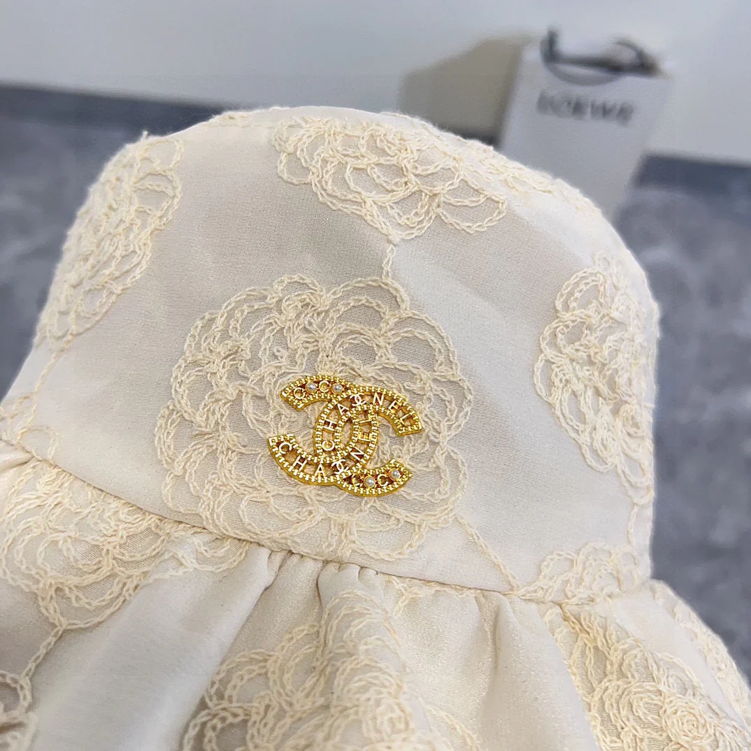 Новая солнцезащитная шляпа Chanel 2024 с вышитыми лепестками - белая.