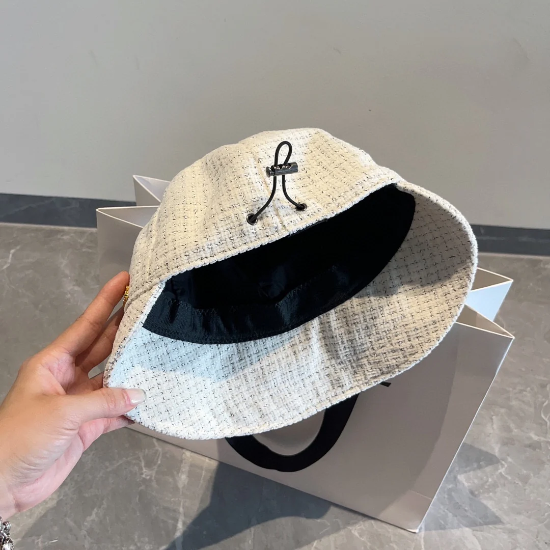 Chanel - Белая шляпа-уточка