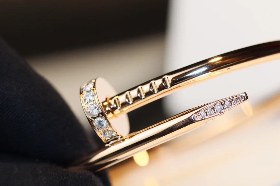 Браслет Cartier ?Гвоздика? — с половиной бриллианта