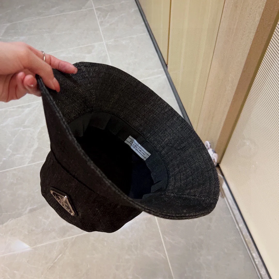 Новая двусторонняя джинсовая панама Prada 2023 года - черная.